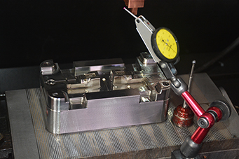 模具加工中能通過什么工藝來改變材料的性能？