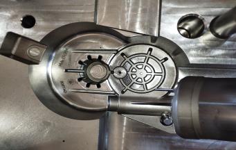 塑膠套啤模具開裂原因和對(duì)策？